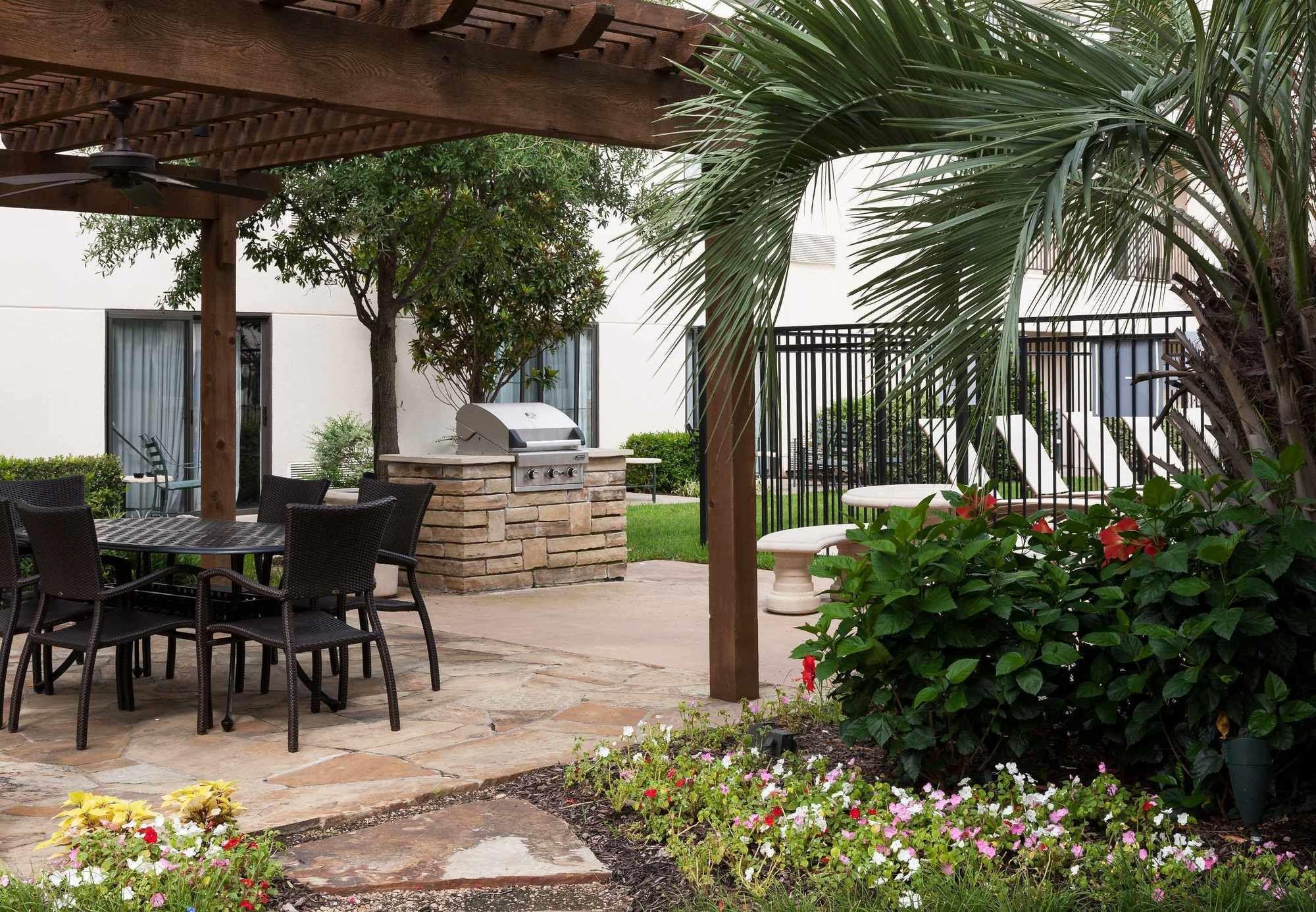Courtyard By Marriott Waco Hotel Exterior photo