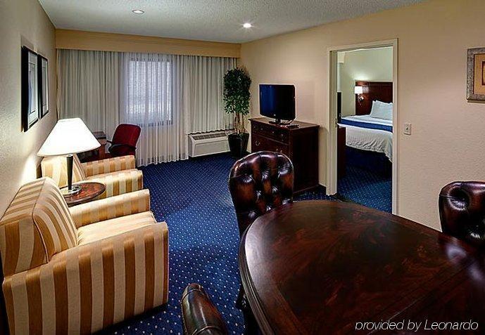 Courtyard By Marriott Waco Hotel Room photo