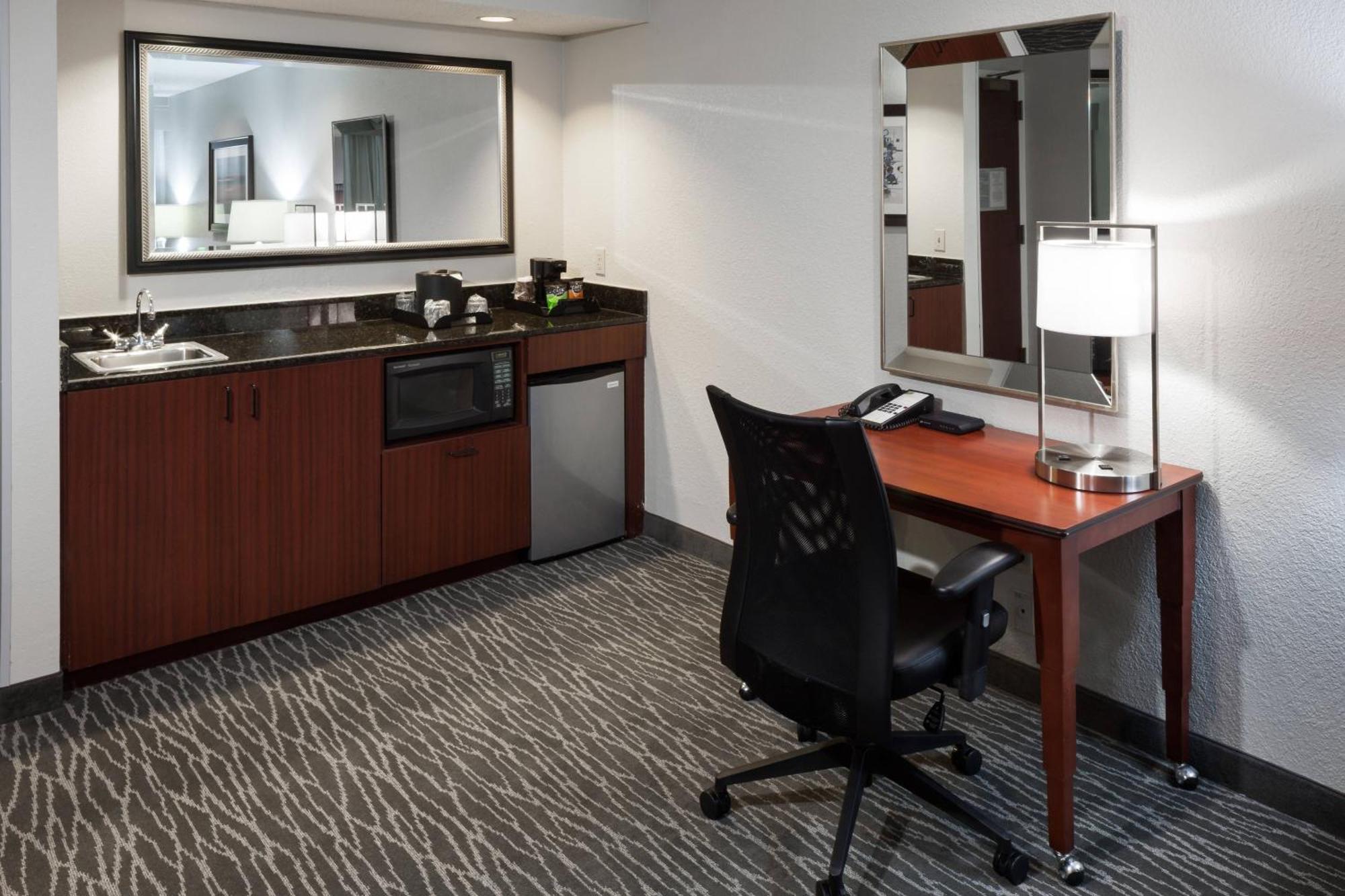 Courtyard By Marriott Waco Hotel Exterior photo
