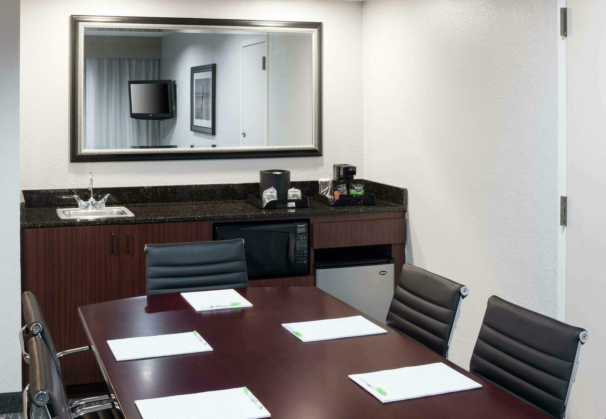 Courtyard By Marriott Waco Hotel Exterior photo